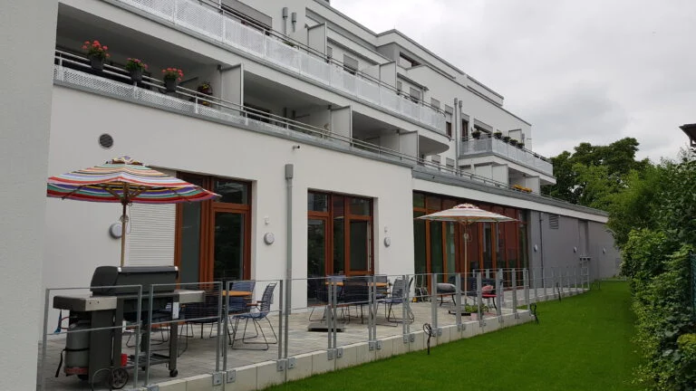 Außenansicht des Fliestedenhauses mit Terrasse und Garten.