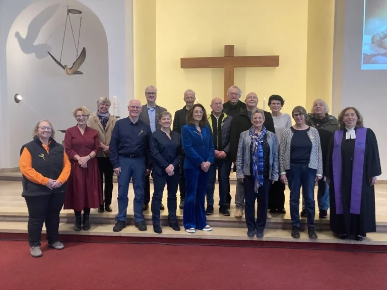 Gruppenfoto zur Goldkonfirmation am 15. März 2026 in der Clarenbachkirche.
