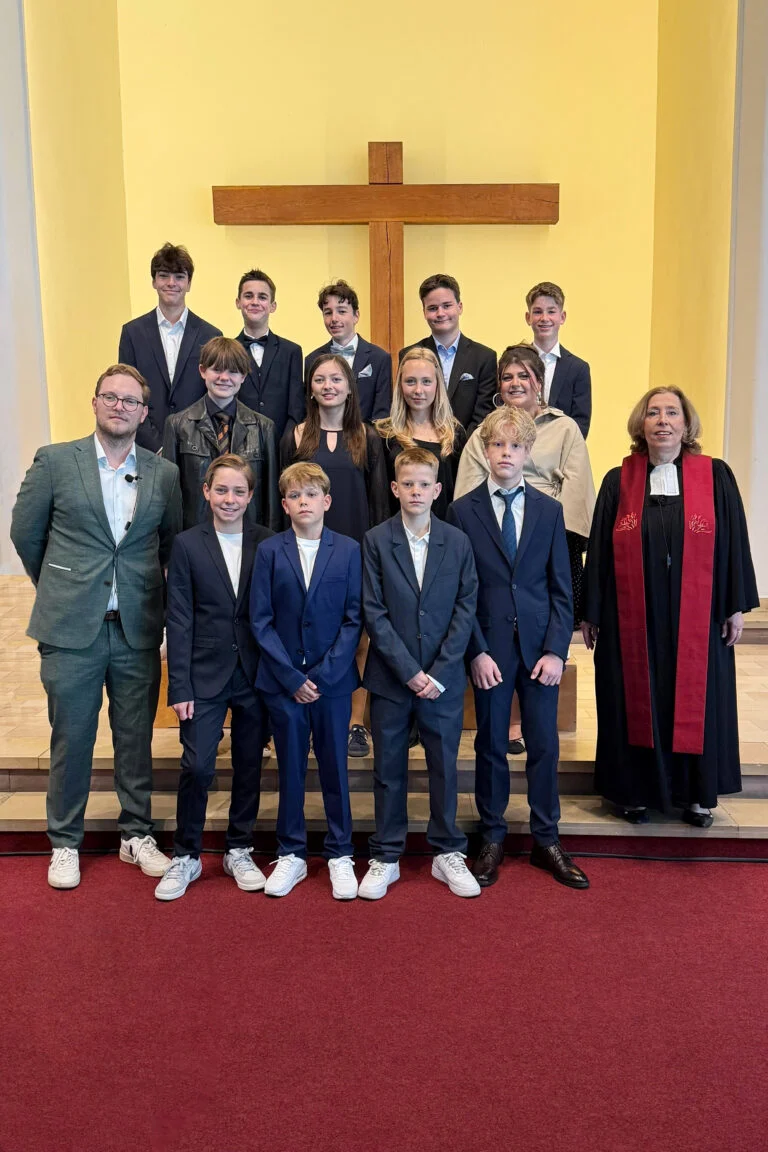 Gruppenfoto der Konfirmierten vom 9. Mai 2026 in der Clarenbachkirche.