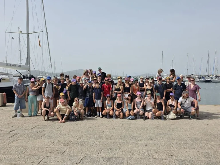 Gruppe der Sardinienfreizeit 2026 am Hafen.