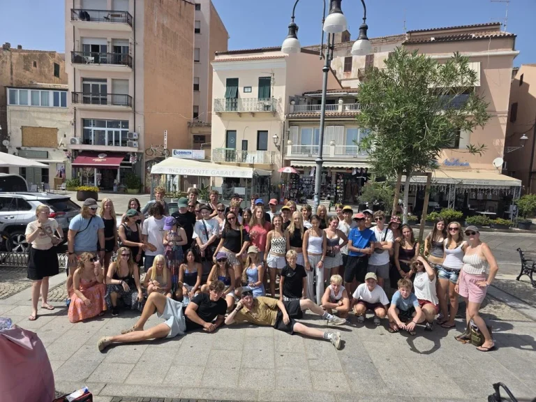 Gruppe der Sardinienfreizeit 2026 auf einem Platz.